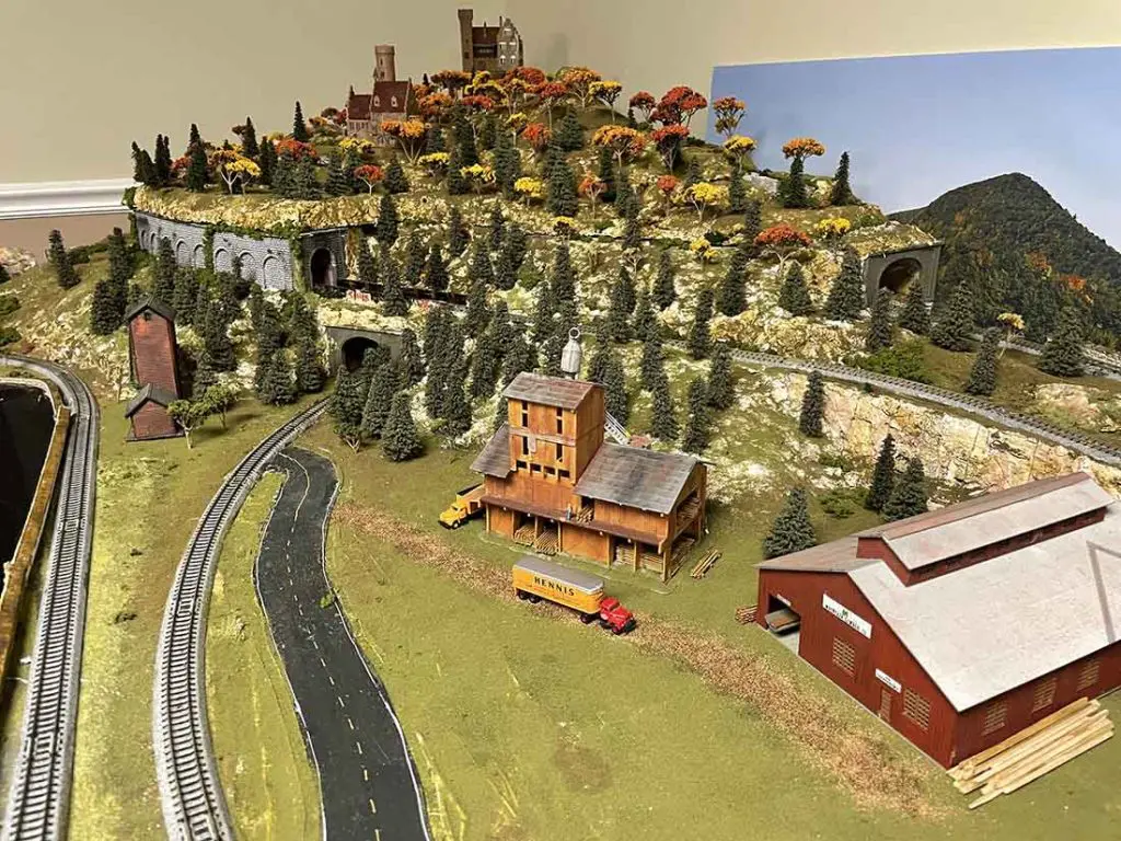 mountains and track in this n scale 4x8 scene